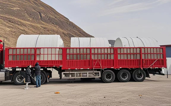 西峰塑料桶装车完毕准备运输中