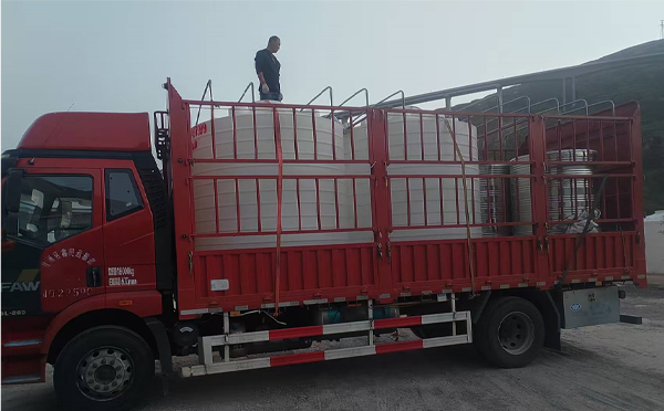 西峰立式运输桶安排发货现场